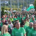 Cientos de personas recorriendo este domingo en Ponferrada la zona deportiva en la marcha contra el cáncer.