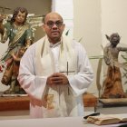 El sacerdote, este domingo oficiando la misa en la ermita de Parajís (Balboa), con el Ángel Custodio a la izquierda y el demonio a la derecha.