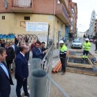 El consejero de Medio Ambiente, el alcalde de Ponferrada y otros concejales, este lunes revisando las obras de la red de calor en el centro de la ciudad.