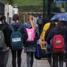 Imagen de archivo de varios estudiantes con mochilas. EFE/Paco Paredes