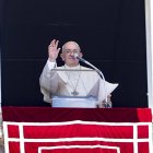 Imagen de archivo del papa Francisco saludando desde un balcón del Vaticano. EFE/EPA/FABIO FRUSTACI
                      VATICANO PAPA FRANCISCO: VATICANO (VATICANO), 17/07/2022.- El papa Francisco dirige la oración dominical del Ángelus desde la ventana de su oficina con vista a la Plaza de San Pedro en el Vaticano, el 17 de julio de 2022. EFE/Fabio Frustaci