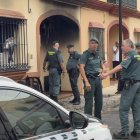 Cuatro personas, todas ellas de una misma familia -el padre, la madre y dos hijos, uno de 20 años y otro de 16-, murieron este domingo en un incendio registrado en una vivienda de la localidad sevillana de Guillena. EFE/ David Arjona