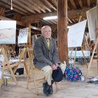 El pintor y escultor Antonio López posa en la harinera de la dársena del Canal de Castilla en la localidad vallisolentana de Medina de Rioseco, donde estos días imparte un taller de pintura en el marco del Programa 'Agua, Arte y Vida. Canal de Castilla'. EFE/Nacho Gallego