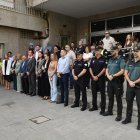 Minuto de silencio convocado por el Ayuntamiento de Roquetas de Mar (Almería) presidido por su alcalde, Gabriel Amat (4i) y al que se han sumado vecinos y otras autoridades en señal de repulsa y condena por el asesinato machista de Mari Nieves, una roquetera de 56 años muerta presuntamente a manos de su pareja, un hombre de 72 años, este martes a las puertas del Consistorio. EFE/Carlos Barba