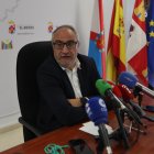 El presidente del Consejo Comarcal del Bierzo, Olegario Ramón, en rueda de prensa.