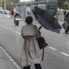 Una mujer lucha contra el viento que le ha dado la vuelta a su paraguas este miércoles en Madrid.