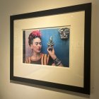 Una fotografía de la pintora mexicana Frida Kahlo es expuesta en la galería Throckmorton Fine Art en Nueva York (Estados Unidos), en una imagen de archivo. EFE/ Nora Quintanilla