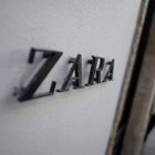 Una mujer entra en una tienda de Zara.