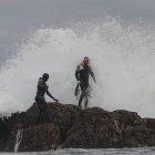 Durante los meses de octubre, noviembre y diciembre, siempre que las mareas acompañen, Marcos Pérez (Ortiguera, 1977), (d, en la imagen), sale desde el puerto asturiano de Navia con su potente lancha a recorrer las costas rocosas de Coaña, donde le espera uno de los manjares más apreciados del mar, el percebe, cuyo precio en lonja puede llegar a superar los 200 euros el kilo en navidades. El de percebeiro es un oficio "de riesgo", bien pagado, pero que "tiene que gustarte", porque "a veces se hace cuesta arriba", ha explicado a EFE Pérez, que lleva diez años recorriendo la costa para recolectar este demandado crustáceo, un arte que en la jerga de la profesión se denomina "cavar" por la particular manera que los mariscadores tienen de extraerlo de la roca. EFE/ J.L. Cereijido