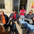 Responsables de Decaleón, esta mañana frente a la Subdel egacióndel Gobierno
