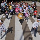 Escolares de diversas provincias protagonizan la II Carrera por Darío para recaudar fondos para investigar la Fibrodisplasia Osificante Progresiva, entre ellos, el del pequeño de La Pola de Gordón que padece la enfermedad