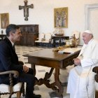 El papa Francisco y el presidente del Gobierno, Pedro Sánchez durante su encuentro este viernes en el Vaticano. EFE/Mario Tomassetti/ Prensa del Vaticano/ POOL / SOLO USO EDITORIAL/SOLO DISPONIBLE PARA ILUSTRAR LA NOTICIA QUE ACOMPAÑA (CRÉDITO OBLIGATORIO)