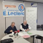 Manuel Rilo, Gerente de E.LECLEC y Estanislao de Luis Calabuig, presidente de la Asociación Española Contra el Cáncer en León.