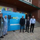 Carlos de Cabo, de azul, homenajeado por los organizadores del Festival de Cine y el alcalde de Ponferrada