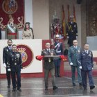 Representantes de los tres ejércitos, de la Policía Nacional y de la Guardia Civil, portan la bandera de España ante el rey Felipe VI, la reina Letizia, y la princesa de Asturias, Leonor de Borbón (al fondo),este sábado, durante el tradicional desfile del Día de la Fiesta Nacional