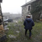 Abel Crespo, junto a su casa en Los Montes de la Ermita.