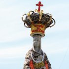 Fotografía de la estatua de Isabel la Católica luego de ser pintada por el colectivo feminista de Bolivia Mujeres Creando este sábado, en la ciudad de La Paz (Bolivia). EFE/ Gabriel Márquez