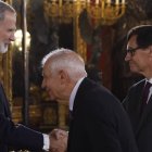 El rey Feliperecibe al Alto representante de la Unión para Asuntos Exteriores y Política de Seguridad, Josep Borrell (c), y al presidente de Cataluña, Salvador Illa, a su llegada a la recepción con motivo del día de la Fiesta Nacional de España, celebrada tras el tradicional desfile, este sábado en el Palacio Real de Madrid.