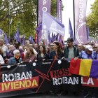 Las militantes de Podemos, Ione Belarra, María Teresa Pérez (2i), e Isa Serra, entre otros, durante la manifestación que bajo el lema 'Se acabó. Bajaremos los alquileres' tiene lugar este domingo en Madrid en reclamo de medidas eficientes que ayuden a contener el precio de la vivienda en alquiler. EFE/Chema Moya