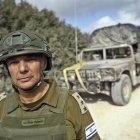 LABOUNEH (LÍBANO), 13/10/2024.- El Coronel Oliver Rafowicz, portavoz de las Fuerzas de Defensa de Israel, posa en territorio del sur de Líbano, zona controlada por el ejército israelí, en la que hasta hace muy poco operaba la milicia Hizbulá. EFE/Alejandro Ernesto