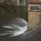 que presenta la presa derivación de Bembézar en la localidad cordobesa de Hornachuelos que este lunes está desembalsando agua. Los embalses de la cuenca del Guadalquivir han sido los más beneficiados de la lluvia del fin de semana y ayer habían registrado ya un incremento de hasta 30 hectómetros cúbicos. La mejor noticia de todas es que sigue lloviendo. EFE/Salas