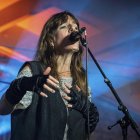 Miren Iza, cantante del grupo Tulsa, durante su concierto de este jueves en el escenario Vermú Torero de Bodegas Franco-Españolas de Logroño, en el marco del Festival Actual 2024. EFE/ Raquel Manzanares