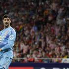 El portero del Real Madrid Thibaut Courtois retira un objeto lanzado desde la grada, durante el último partido de la LaLiga EA Sports que Atlético de Madrid y Real Madrid disputaron en el estadio Civitas Metropolitano. EFE/Ballesteros/Archivo