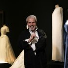 El modisto Lorenzo Caprile posa ante algunas de las piezas de la exposición 'Caprile Lorenzo', un viaje por los vestidos más icónicos del modista durante la inauguración de la muestra este martes en la Sala Canal de Isabel II en Madrid. EFE/ Borja Sanchez-Trillo