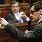 El presidente de la Generalitat de Cataluña, Salvador Illa, durante el pleno del Parlament en el que se somete a la primera sesión de control desde que asumió el cargo en verano, una semana después del debate de política general celebrado en la cámara catalana. EFE/Quique García