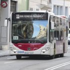 Autobús urbano en servicio por el centro de León.