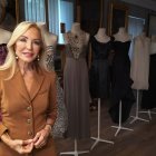 La empresaria y coleccionista de moda Carmen Lomana subasta parte de su vestuario.