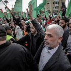 Gaza (---).- (FILE) - Hamas Gaza leader Yahya Al Sinwar (C) waves to supporters during a Hamas rally to mark the 31st anniversary of the group, in Gaza City, Gaza Strip, 16 December 2018 (reissued 17 October 2024). The Israeli Army, Tsahal, on 17 October 2024 confirmed that Hamas leader Yahya Sinwar was "eliminated" on 16 October 'after a year-long pursuit'. Sinwar was elected Hamas leader in August 2024, a few days after his predecessor had been killed in Iran. EFE/EPA/MOHAMMED SABER *** Local Caption *** 56753906