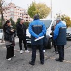 Los vendedores, en San Pedro, con los puestos sin montar