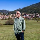 David Fernández, el misionero leonés que ha estado en mil guerras, posa con Prioro al fondo, su pueblo natal, fotografiado por su sobrino, el fotógrafo Rubén Sánchez.