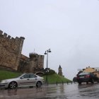 Paso de vehículos por la zona del Castillo de Ponferrada, en una imagen reciente