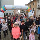 Salida de la marcha solidaria promovida por Bierzo Ayuda y el Ayuntamiento este domingo.