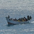 Imagen de archivo de un cayuco en alta mar. EFE/ Gelmert Finol