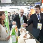 El presidente de la Junta de Castilla y León, Alfonso Fernández Mañueco, visita el el expositor de Florbú de Burgos, en el Salón Internacional de la Alimentación de París (SIAL París).