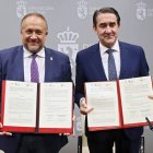 El consejero de Medio Ambiente, Vivienda y Ordenación del Territorio, Juan Carlos Suárez-Quiñones, y el presidente de la Diputación de León, Gerardo Álvarez, firman un protocolo para el desarrollo de infraestructuras singulares en el ámbito de la Red Natura 2000.