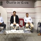 Los alcaldes de Astorga, Quintana del Castillo y Val de San Lorenzo, con el moderador, Álvaro Caballero.