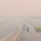 Vehículos circulan entre la niebla mezclada con humo en Nueva Delhi, la India, en una imagen de archivo. EFE/ Str