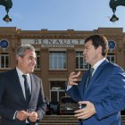 El presidente de la Junta de Castilla y León, Alfonso Fernández Mañueco, mantiene una reunión de trabajo con la Dirección de Renault en París. En la imagen junto a Josep María Recasens, director general de Renault España y director País Iberia del grupo