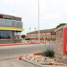 Fotografía de archivo de un letrero y restaurante de McDonald's en Hutto, Texas, EE.UU.. EFE/ADAM DAVIS