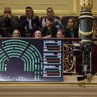 Imagen de archivo de la pantalla que mostró el resultado de la votación que aprobó la ley ELA delante de la tribuna de invitados en el Congreso de los Diputados. EFE/ Sergio Pérez