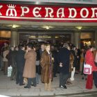 Numeroso público ante el Emperador cuando el teatro estaba abierto.