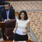 La presidenta de la Comunidad de Madrid, Isabel Díaz Ayuso (d) interviene durante el pleno de la Asamblea de Madrid celebrado este jueves. EFE/ Fernando Villar