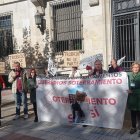 Protesta de los vecinos de Trobajo frente a la Subdelegación del Gobierno.