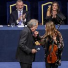 El cantautor Joan Manuel Serrat, Premio de las Artes, ofrece una actuación durante la ceremonia de entrega de los Premios Princesa de Asturias, este viernes en el Teatro Campoamor de Oviedo. EFE/JL Cereijido