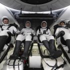 Fotografía cedida por la NASA donde aparecen el cosmonauta de Roscosmos, Alexander Grebenkin (i); los astronautas de la NASA Michael Barratt (2i), y Matthew Dominick (2d),  y Jeanette Epps (d), sentados dentro de la nave espacial Dragon Endeavour de SpaceX poco después de haber amerizado este viernes 25 de octubre en el Golfo de México frente a la costa de Pensacola, Florida (EE. UU). EFE/Joel Kowsky/NASA