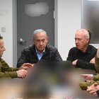 Fotografía cedida por la Oficina del Primer Ministro israelí de Israel, Benjamín Netanyahu (c), quien sigue el ataque a Irán este sábado, en la base militar de Kyria en Tel Aviv (Israel). EFE/ Oficina del Primer Ministro Israelí /SOLO USO EDITORIAL/ SOLO DISPONIBLE PARA ILUSTRAR LA NOTICIA QUE ACOMPAÑA (CRÉDITO OBLIGATORIO)